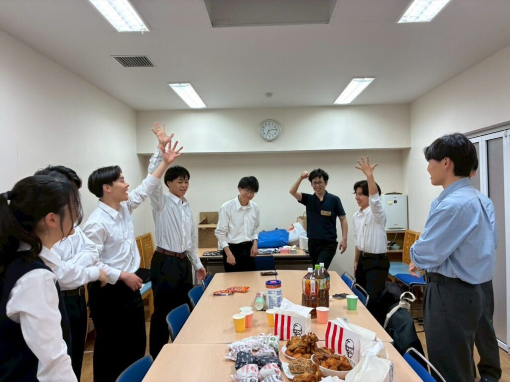 東進館山校で生徒同士が盛り上がる様子