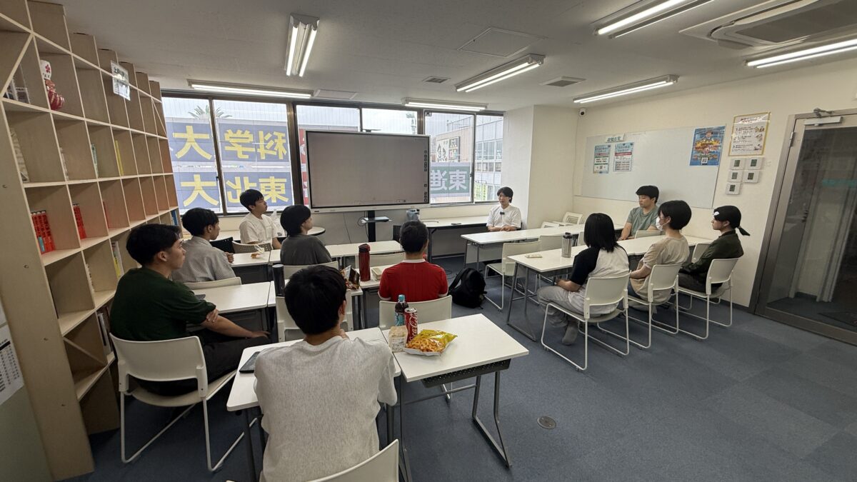 早稲田大学OBによる特別座談会で先輩の話を聞く東進館山校の生徒たち
