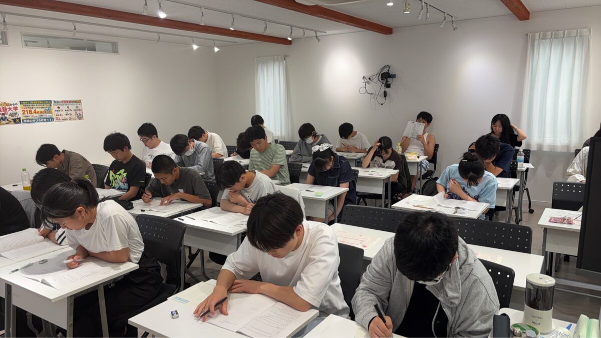 全国統一高校生テストを受験する東進館山校の高校生たち(2026年6月)