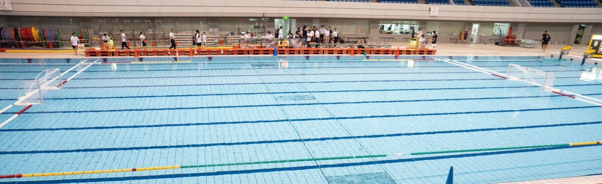 水球の大会会場（安房高校水球部の試合を東進館山校が応援）