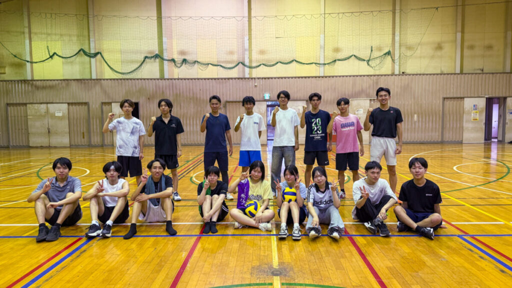 東進館山校の高卒生とOB・OG、総勢17名の集合写真